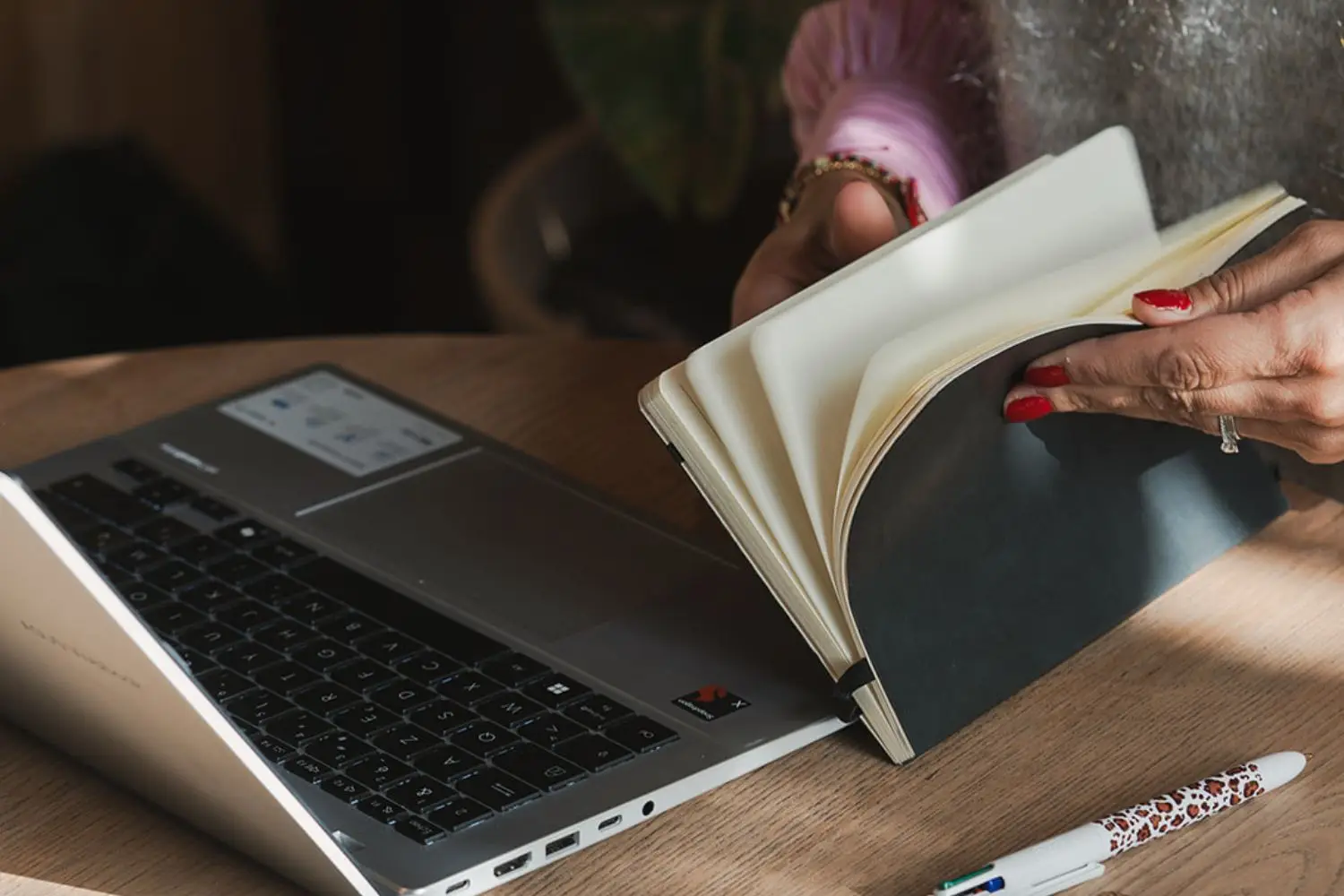 Livre et ordinateur pour faire des recherches sur le deuil en entreprise